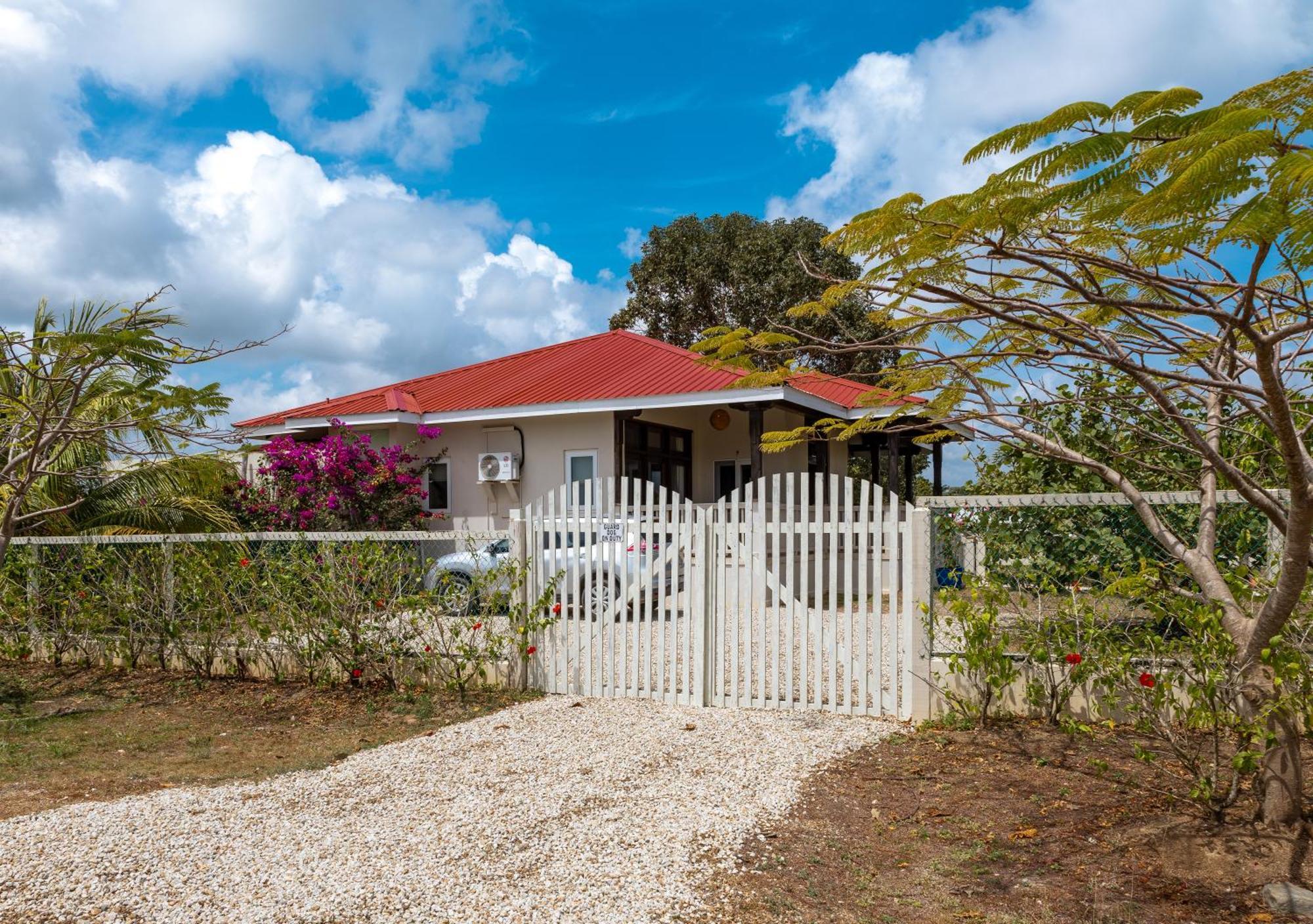 Almond Beach Resort At Jaguar Reef Hopkins Eksteriør bilde