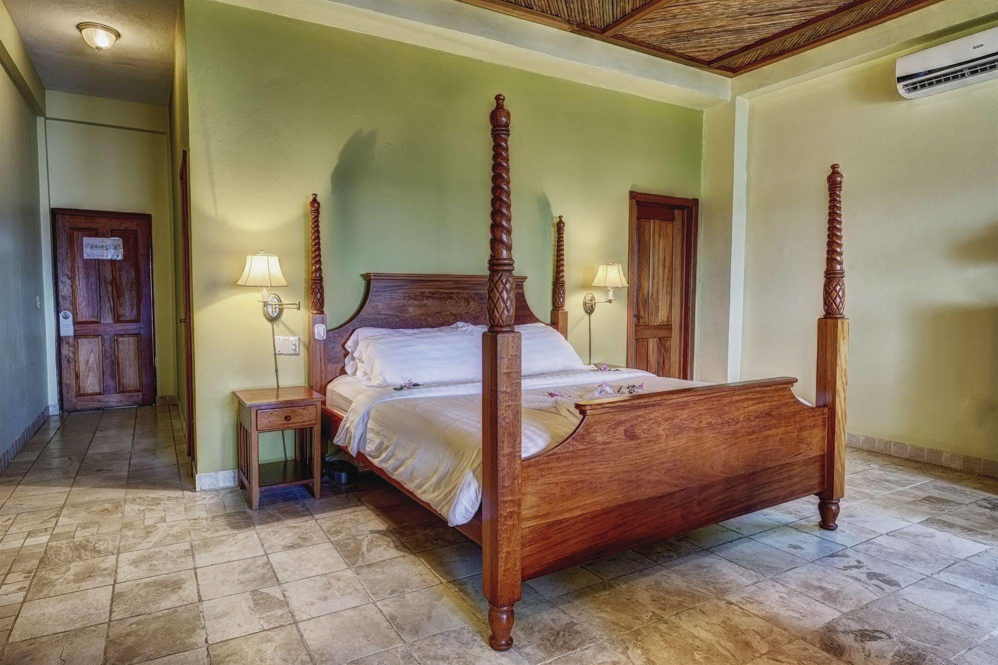 Almond Beach Resort At Jaguar Reef Hopkins Eksteriør bilde