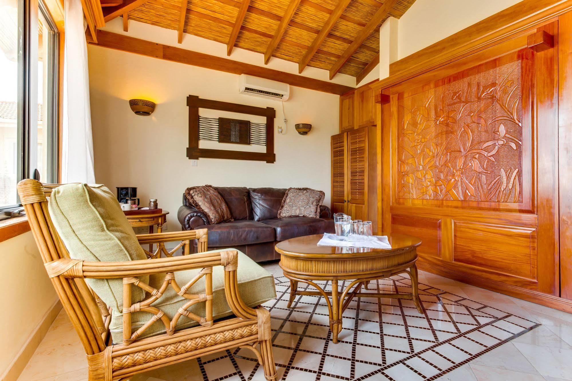 Almond Beach Resort At Jaguar Reef Hopkins Eksteriør bilde